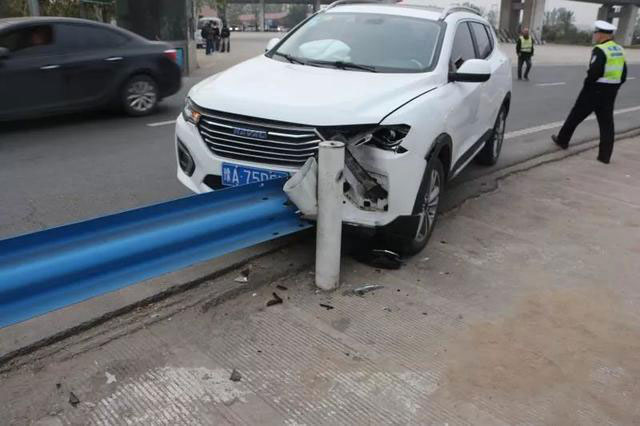 A 'bizarre' traffic accident: The automobile hit the guardrail in highway service area