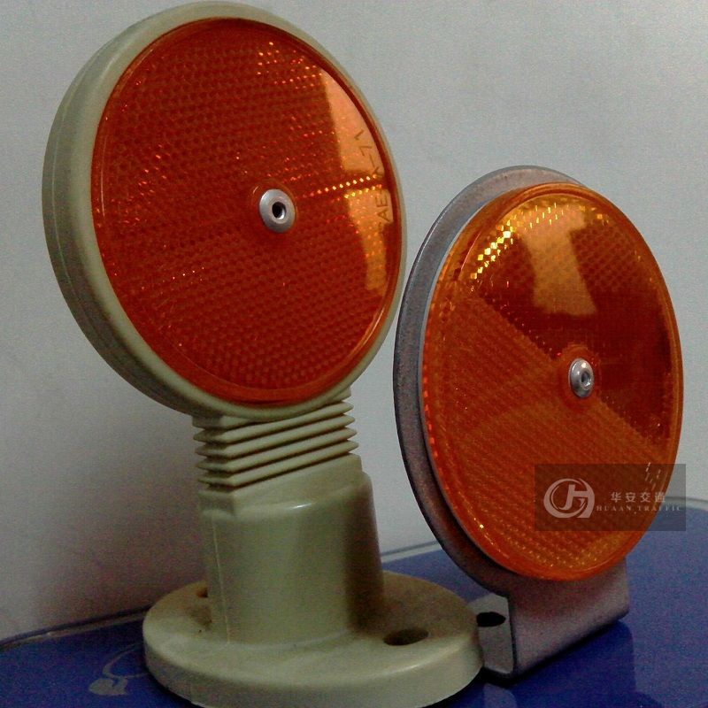 Round road reflective delineator
