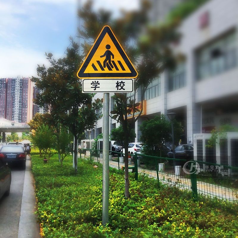 Prohibición de tráfico y placa de señal de advertencia