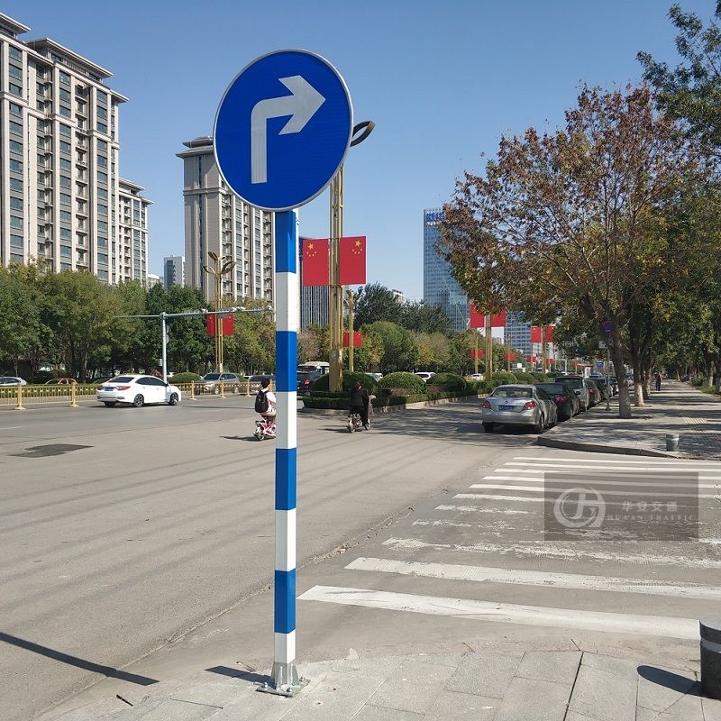 Одноколонная колонна дорожных знаков и w луч ограждений